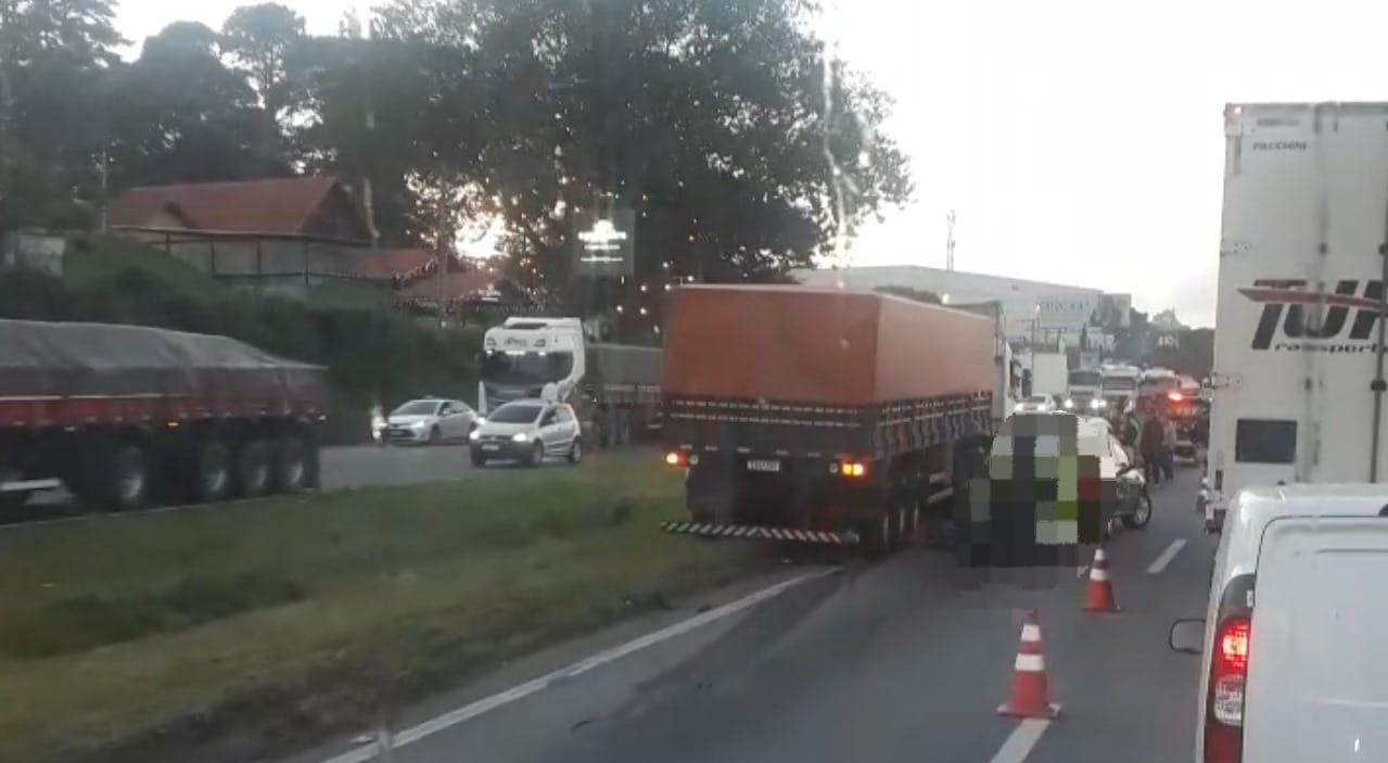 Motociclista morre em acidente com ônibus e carreta na Régis Bittencourt