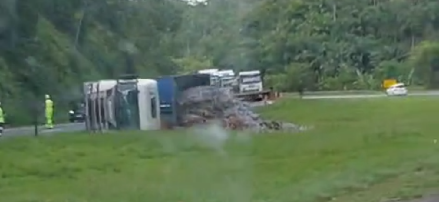 Tombamento de carreta em canteiro central provoca lentidão na Rodovia Régis Bittencourt