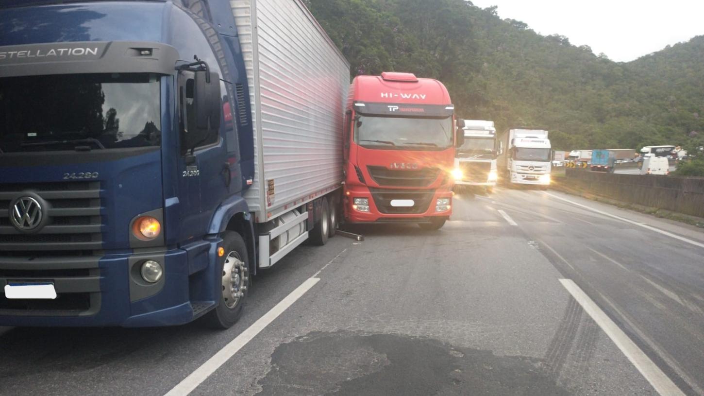 Acidente com carreta e caminhão provoca lentidão em rodovia federal do interior paulista