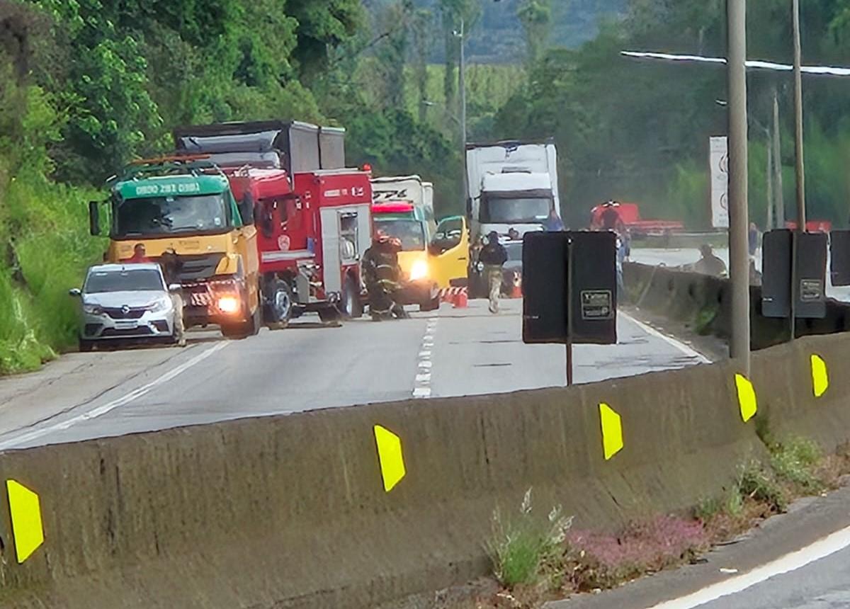 Engavetamento na Rodovia Fernão Dias deixa feridos
