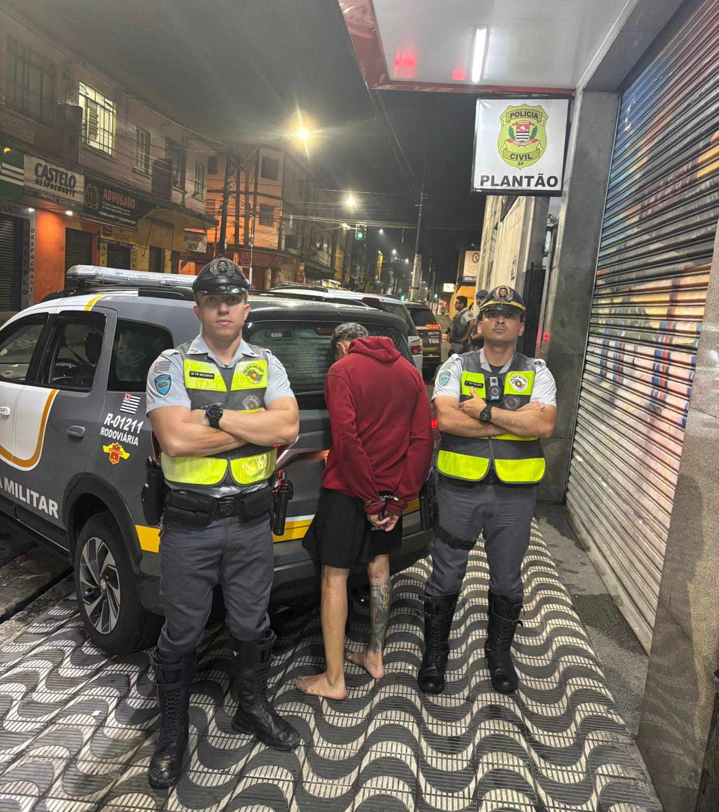 PM Rodoviária impede roubo e detém quatro indivíduos em São Vicente