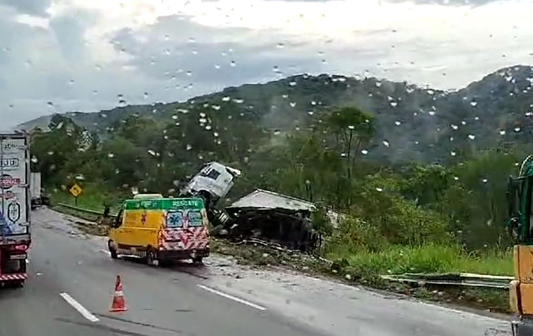 Carreta colide em defensa e tomba na Régis Bittencourt em Barra do Turvo