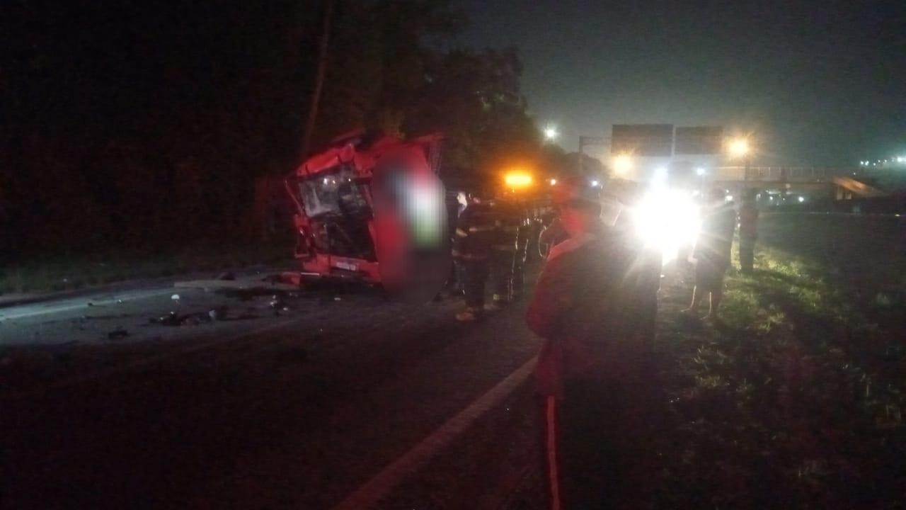 Colisão entre caminhão e carreta provoca congestionamento na BR-116