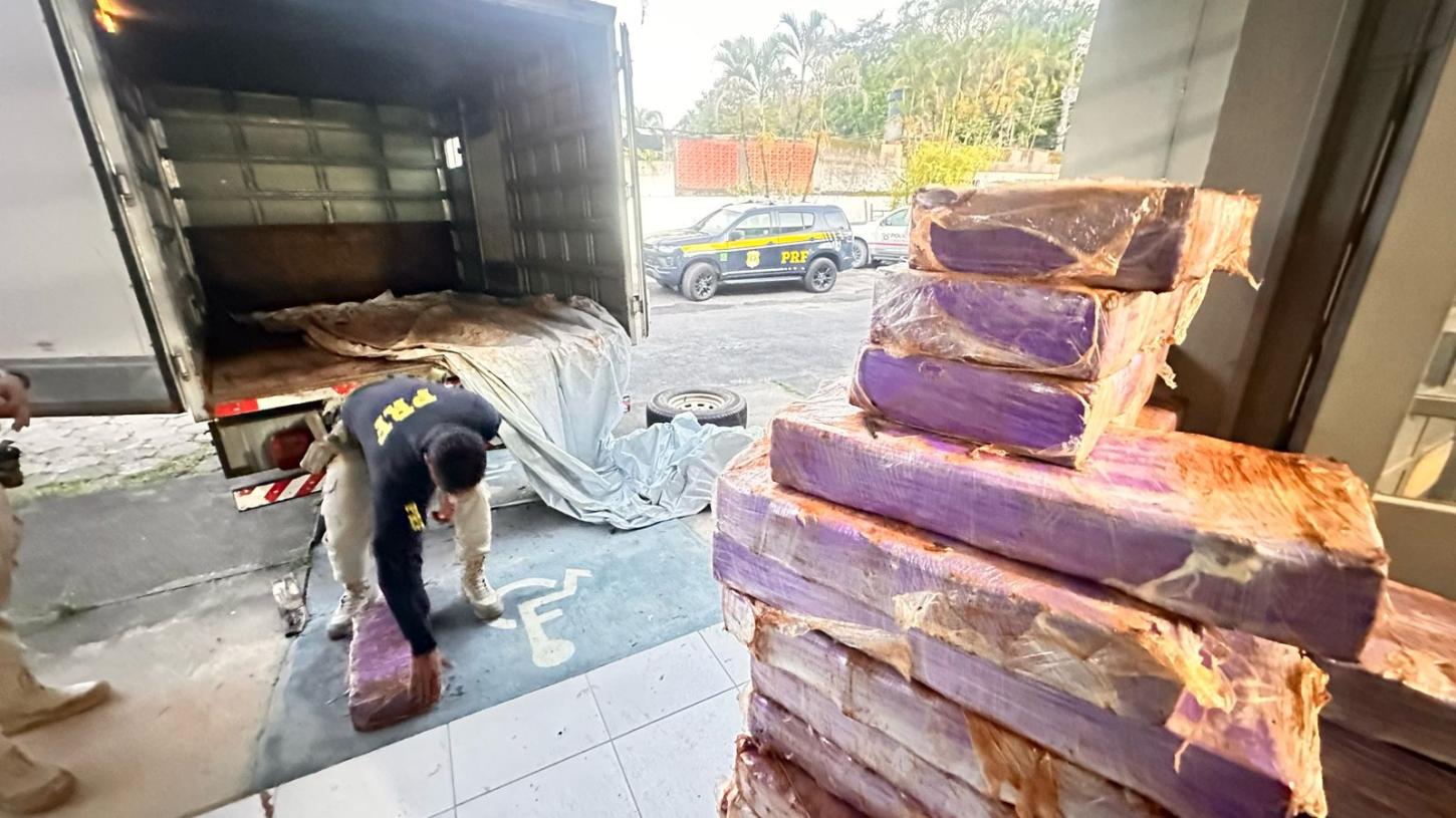 Mais de uma tonelada de maconha é apreendida pela PRF, após perseguição na Rodovia Régis Bittencourt