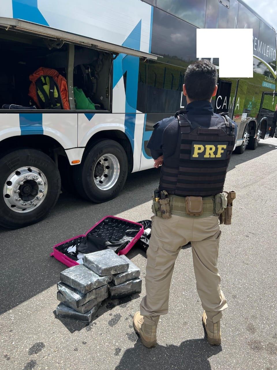 PRF apreende 25 kg de maconha e prende passageira em fiscalização na Régis Bittencourt
