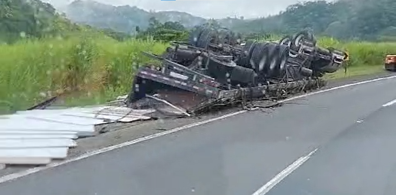 Carreta com carga de MDF tomba e derrama carga na pista, em Cajati/SP