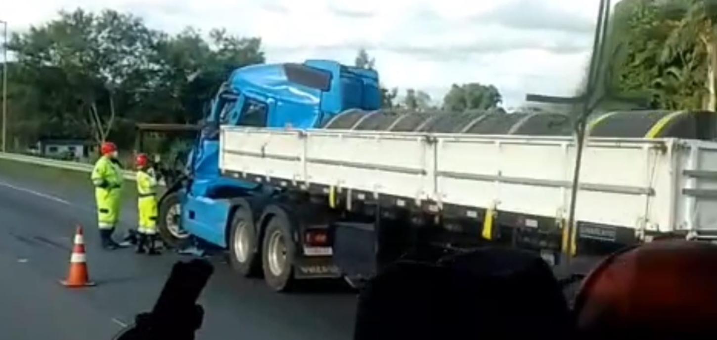 Colisão entre duas carretas causa congestionamento na Rodovia Régis Bittencourt