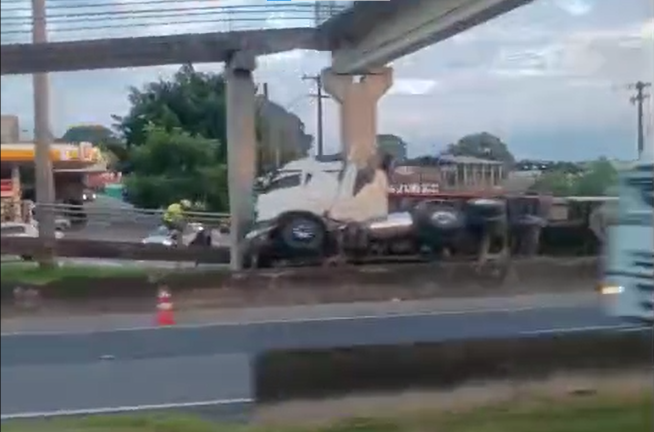 Acidente com carreta deixa um ferido na Rodovia Régis Bittencourt, em Jacupiranga/SP