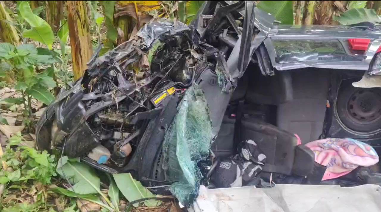 Acidente entre carro e caminhão deixa dois feridos na SP-079, em Juquiá