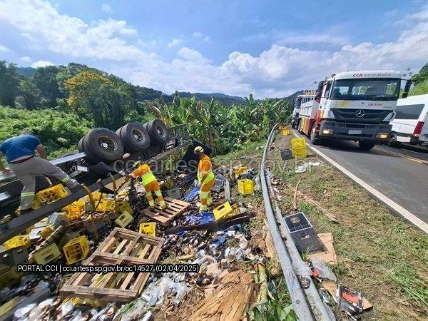Caminhão tomba às margens da SP-079 e causa bloqueio parcial da via