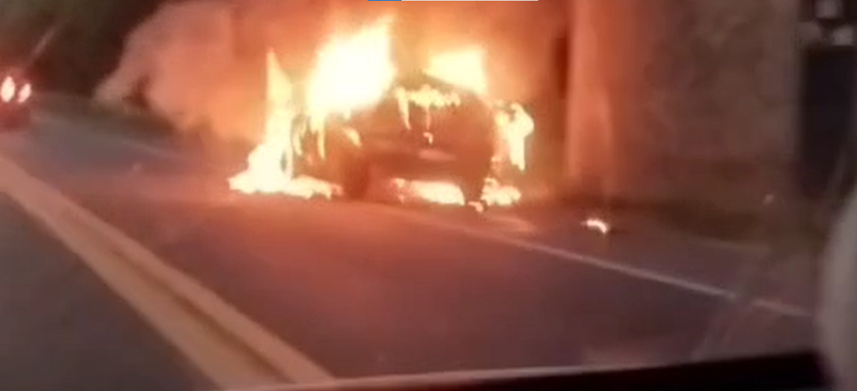 Carro sofre pane e pega fogo na Rodovia Abílio Previdi, em Pariquera-Açu/SP