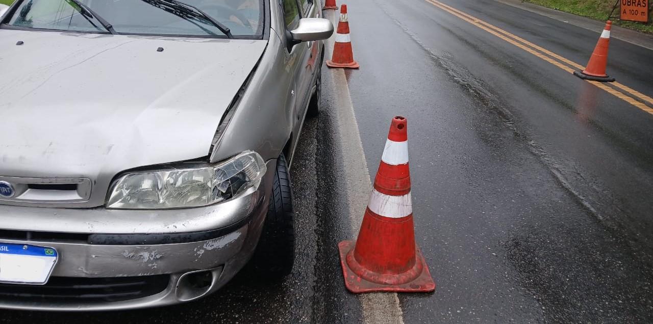 Colisão entre carros deixa um ferido na Rodovia Empei Hiraide, em Registro/SP