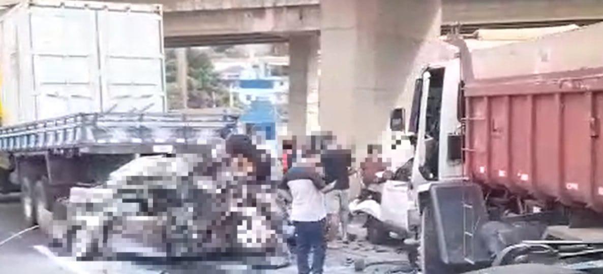 Engavetamento com seis veículos deixa uma pessoa gravemente ferida na Régis Bittencourt