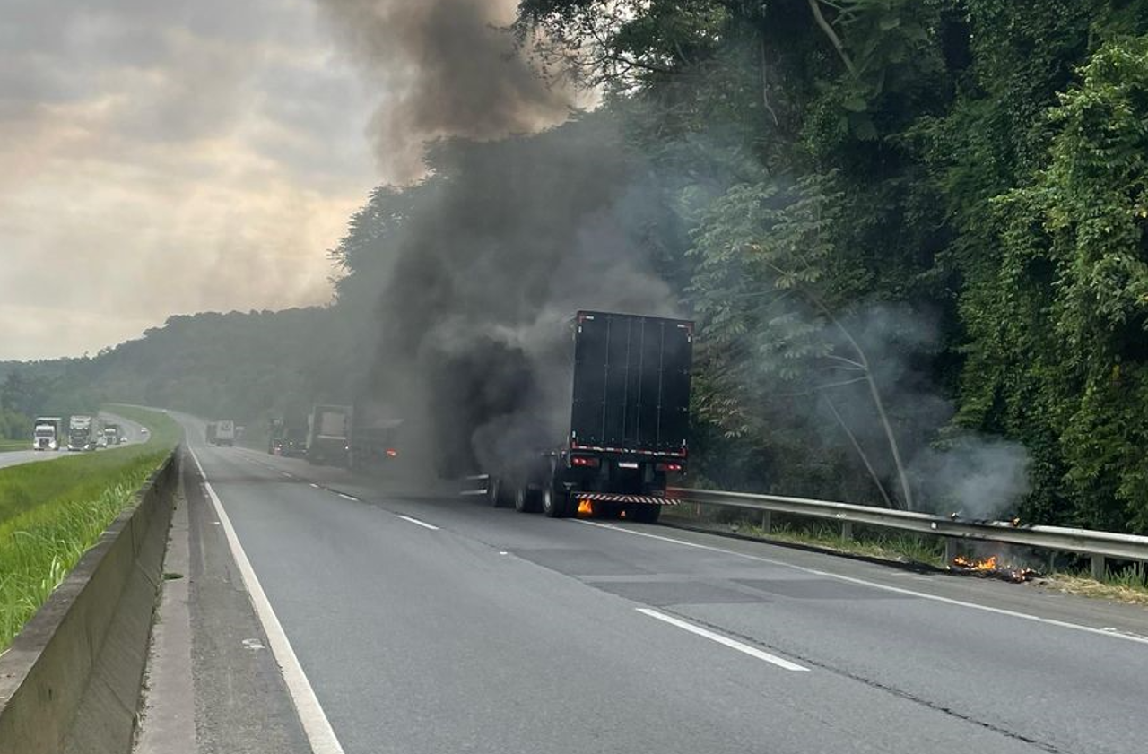 Incêndio em semirreboque bloqueia pista norte da Rodovia Régis Bittencourt, em Cajati/SP