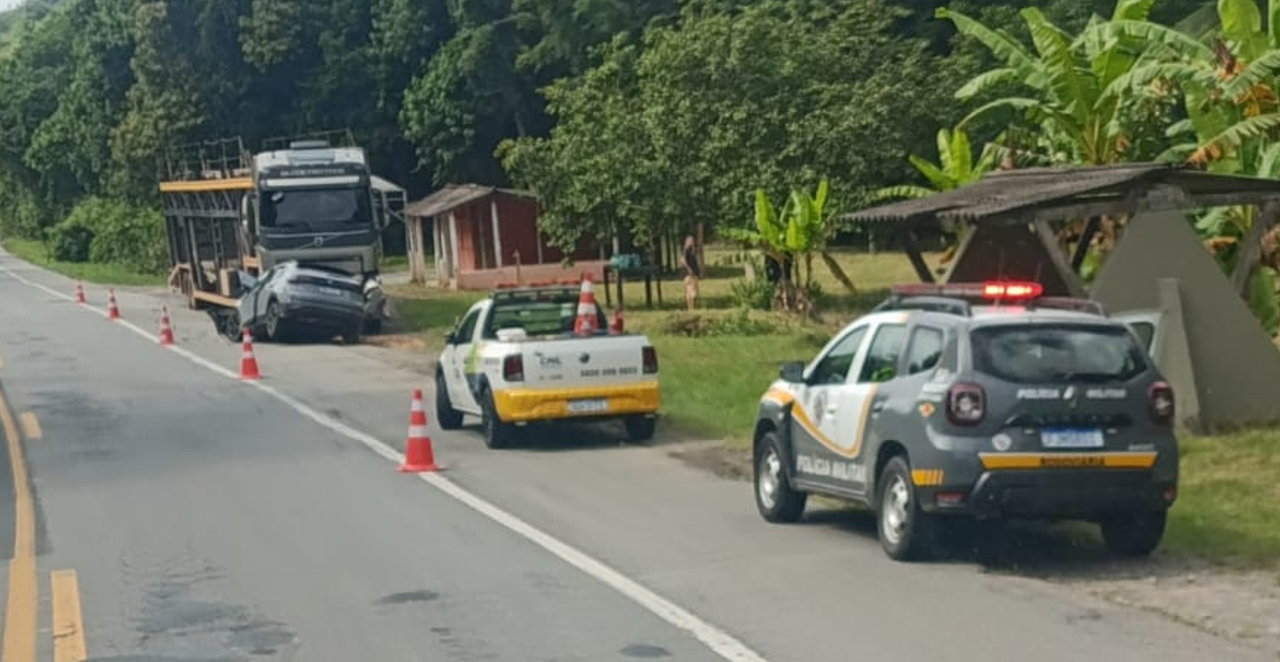 Motorista fica gravemente ferido em colisão com carreta parada na Padre Manoel da Nóbrega