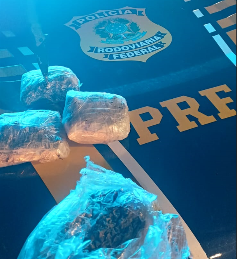 PRF apreende drogas com passageiras em carro de aplicativo na Régis Bittencourt