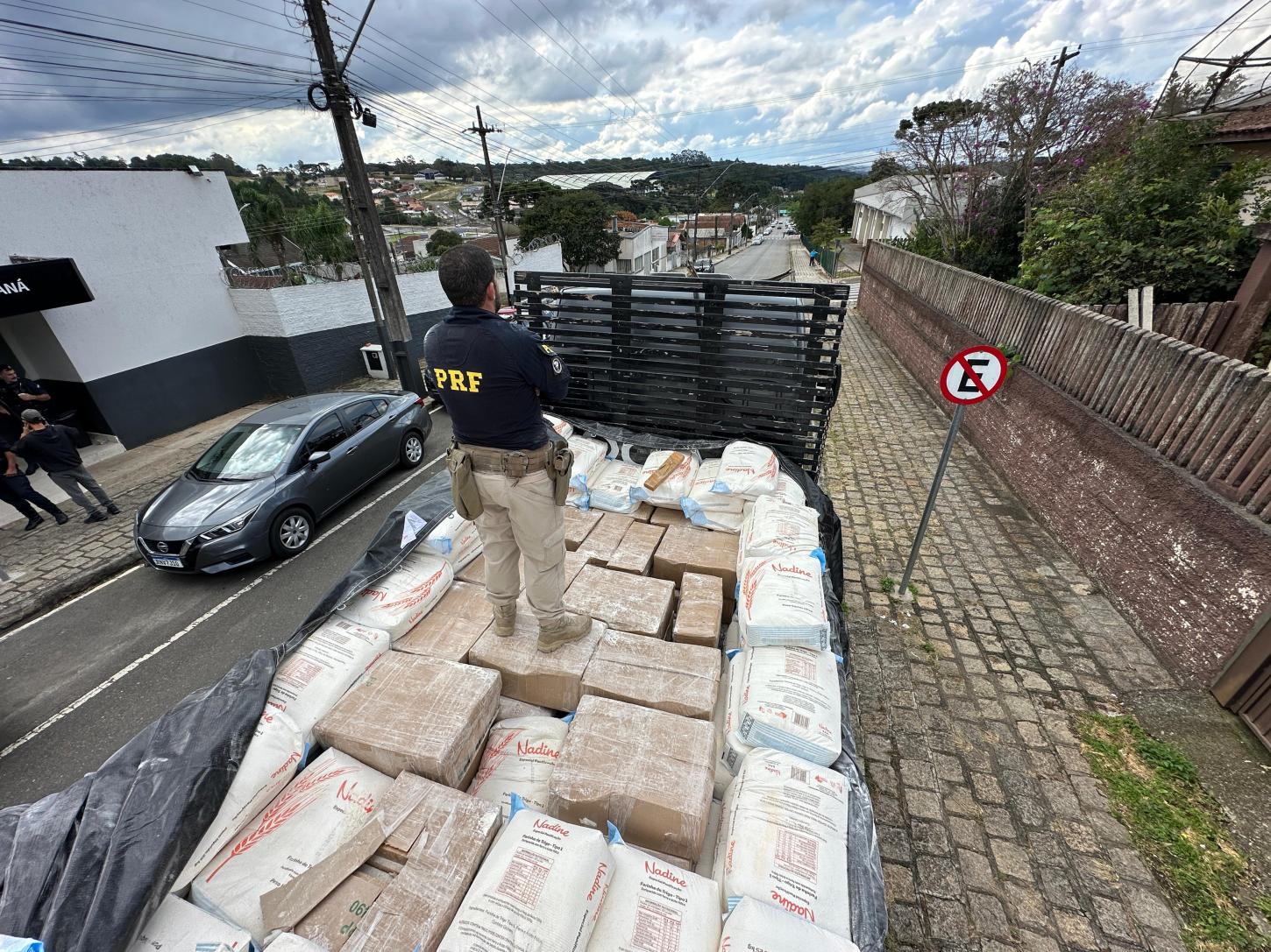 PRF apreende mais de uma tonelada de maconha na BR-116, no Paraná