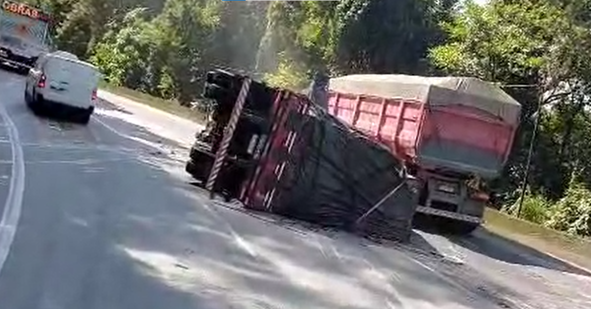 Acidente entre carretas bloqueia pista norte da Régis Bittencourt em SP