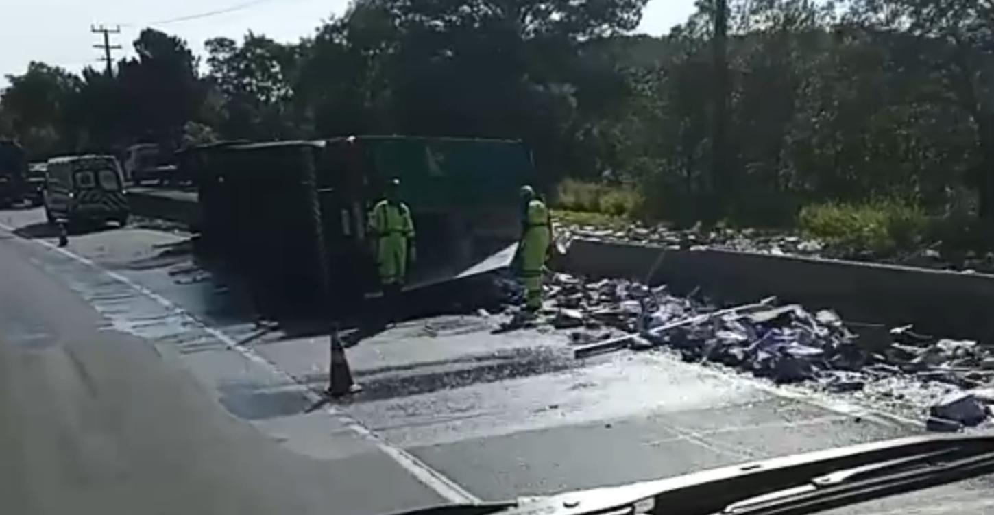Carreta tomba e carga é derramada em faixa e área de domínio de rodovia federal