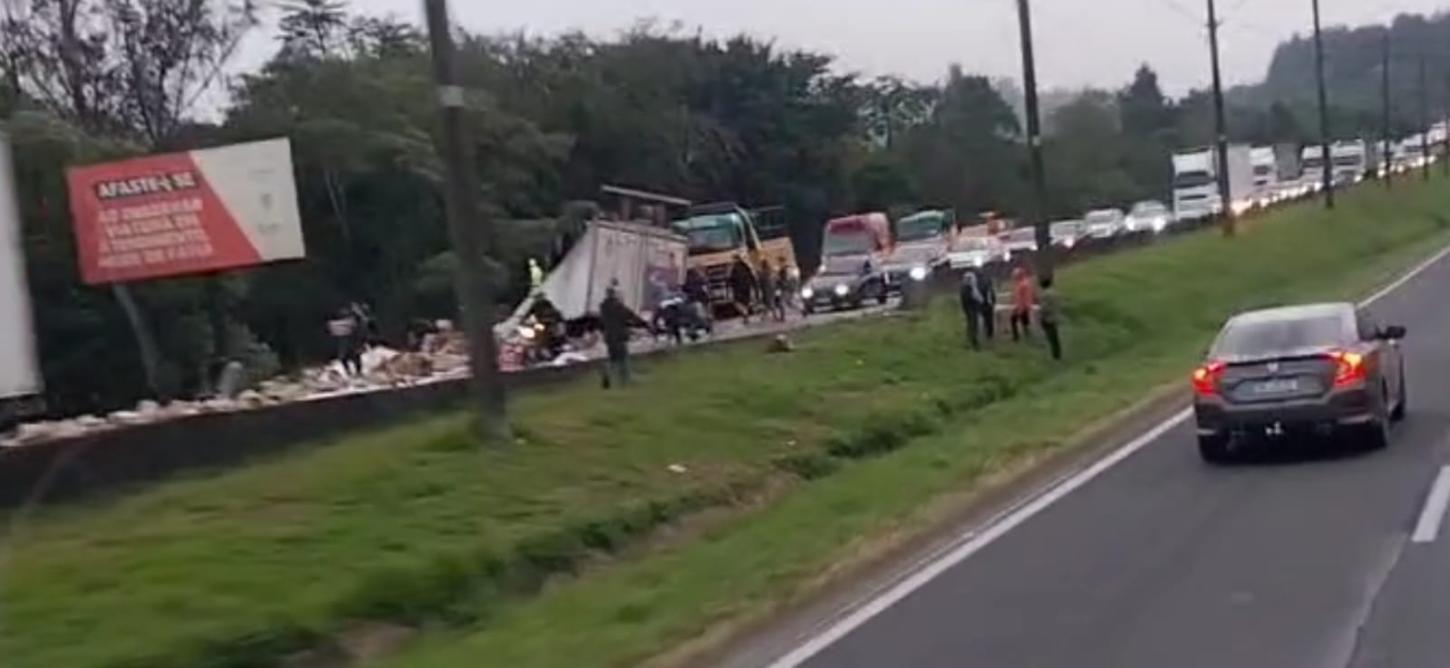 Carreta tomba e derrama carga na pista, em São Lourenço da Serra/SP