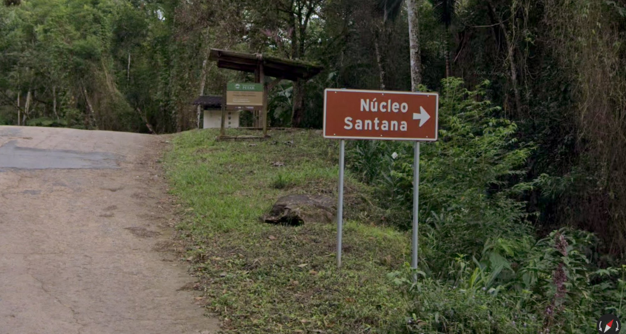 Ônibus escolar tomba em estrada de parque do interior de SP
