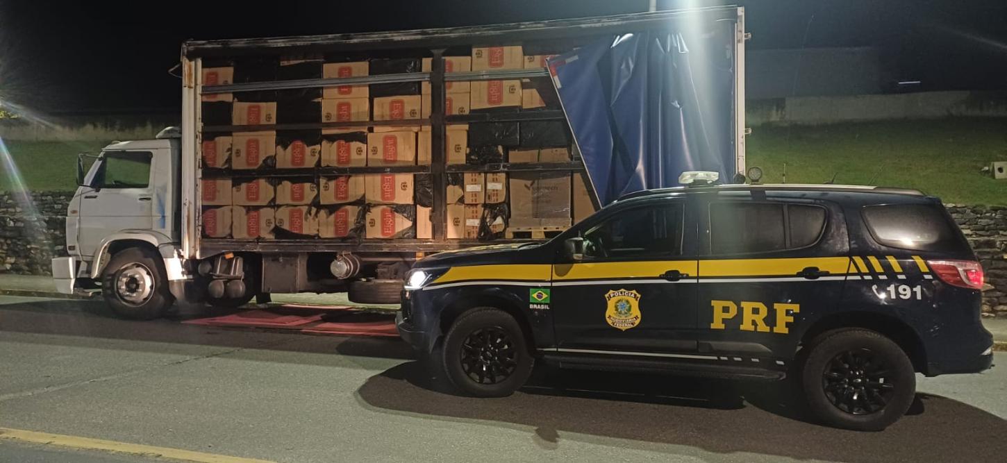 PRF apreende mais de 200 mil maços de cigarros contrabandeados na BR-116, em Cajati