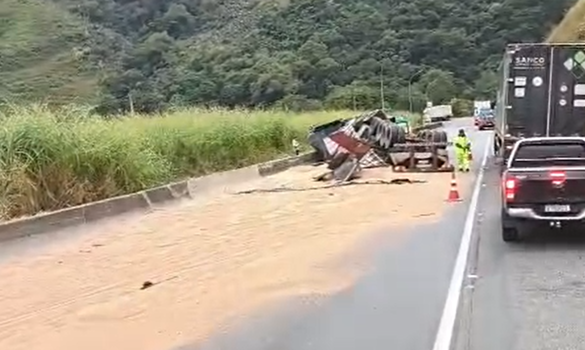 Acidente com carreta provoca derramanento de carga e interdição de pista em Cajati, SP