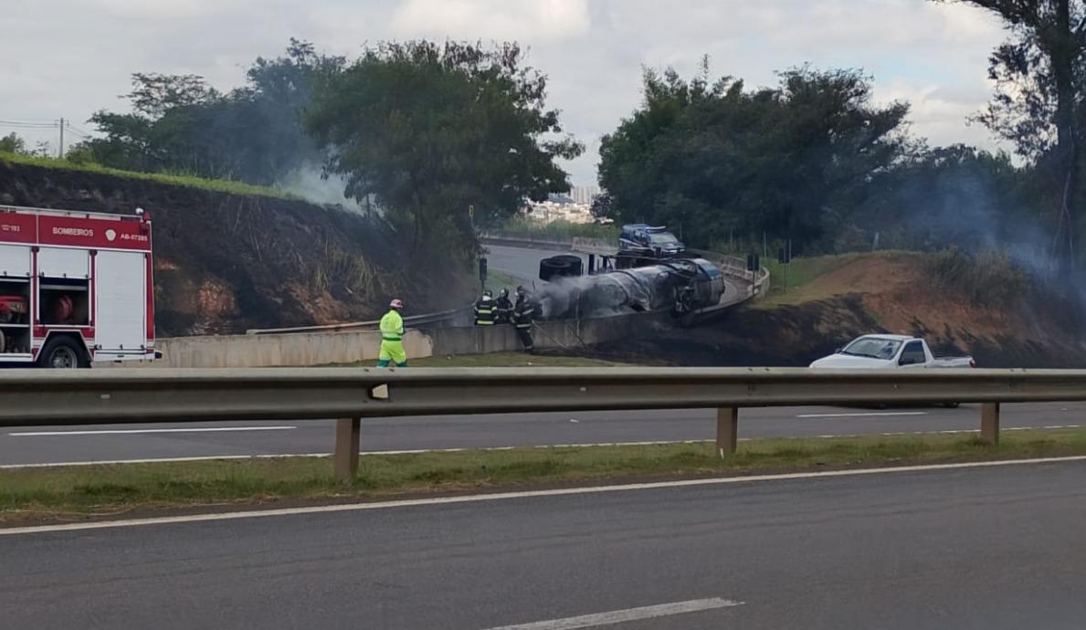 Composição de carreta bitrem com etanol tomba e provoca incêndio em rodovia de Paulínia, SP