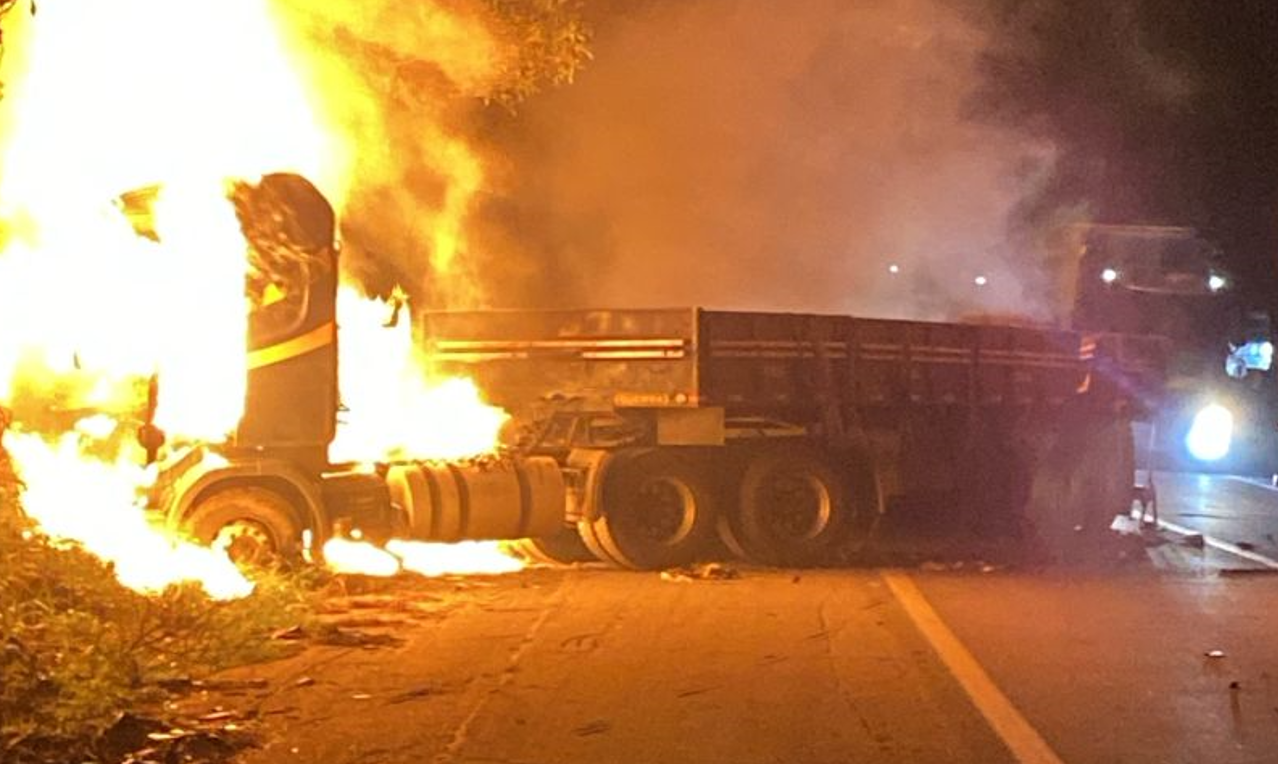 Carreta pega fogo na Rodovia Régis Bittencourt em Miracatu/SP
