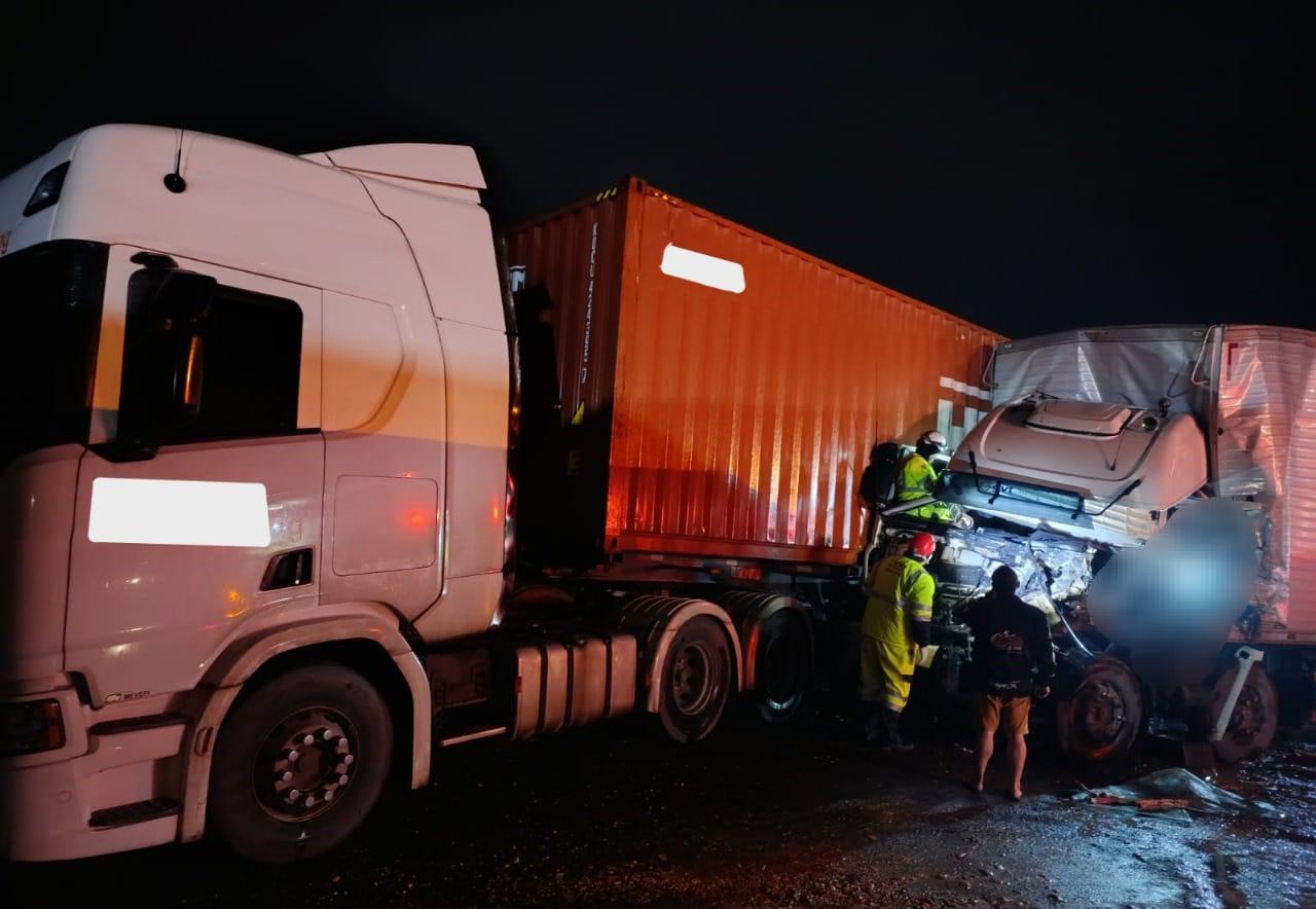 Colisão entre veículos deixa condutor gravemente ferido, na Rodovia Régis Bittencourt