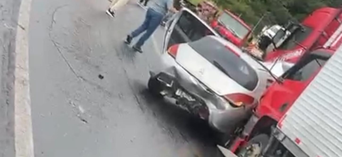 Engavetamento provoca interdição em trecho de serra da Rodovia Régis Bittencourt