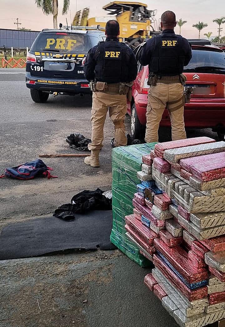 PRF apreende vários tabletes de drogas na Régis Bittencourt durante fiscalização, em Registro/SP