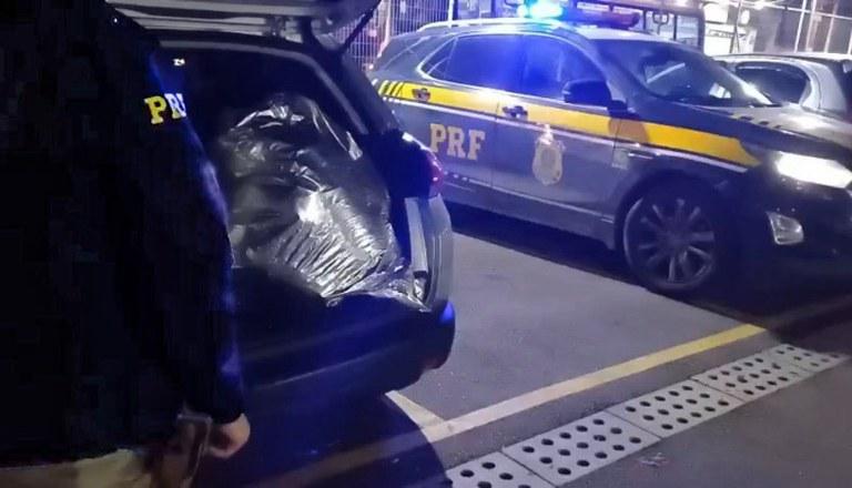 PRF prende motorista com 20 kg de drogas na Rodovia Fernão Dias