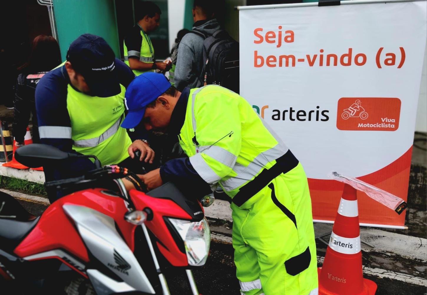 Ação educativa orienta motociclistas durante Moto Romaria em Registro