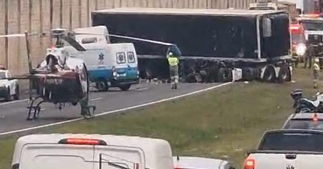 Acidente entre veículos bloqueia pista do anel viário, em Campinas/SP