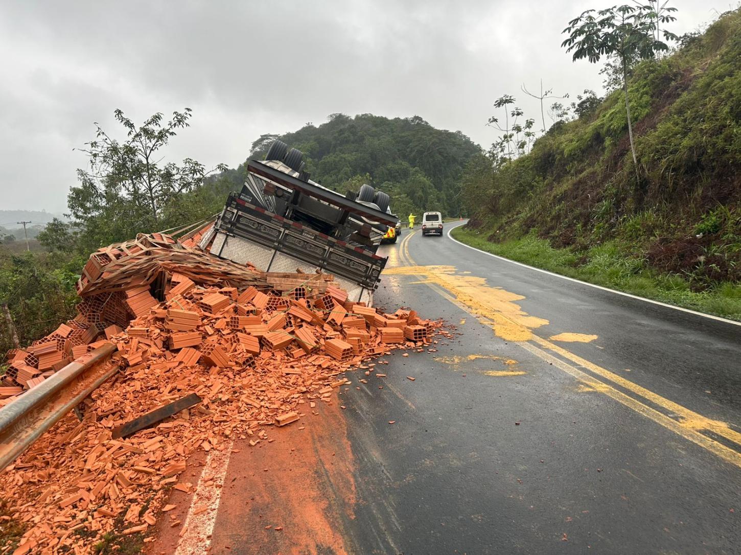 Caminhão com carga de tijolos tomba e interdita rodovia no Vale do Ribeira