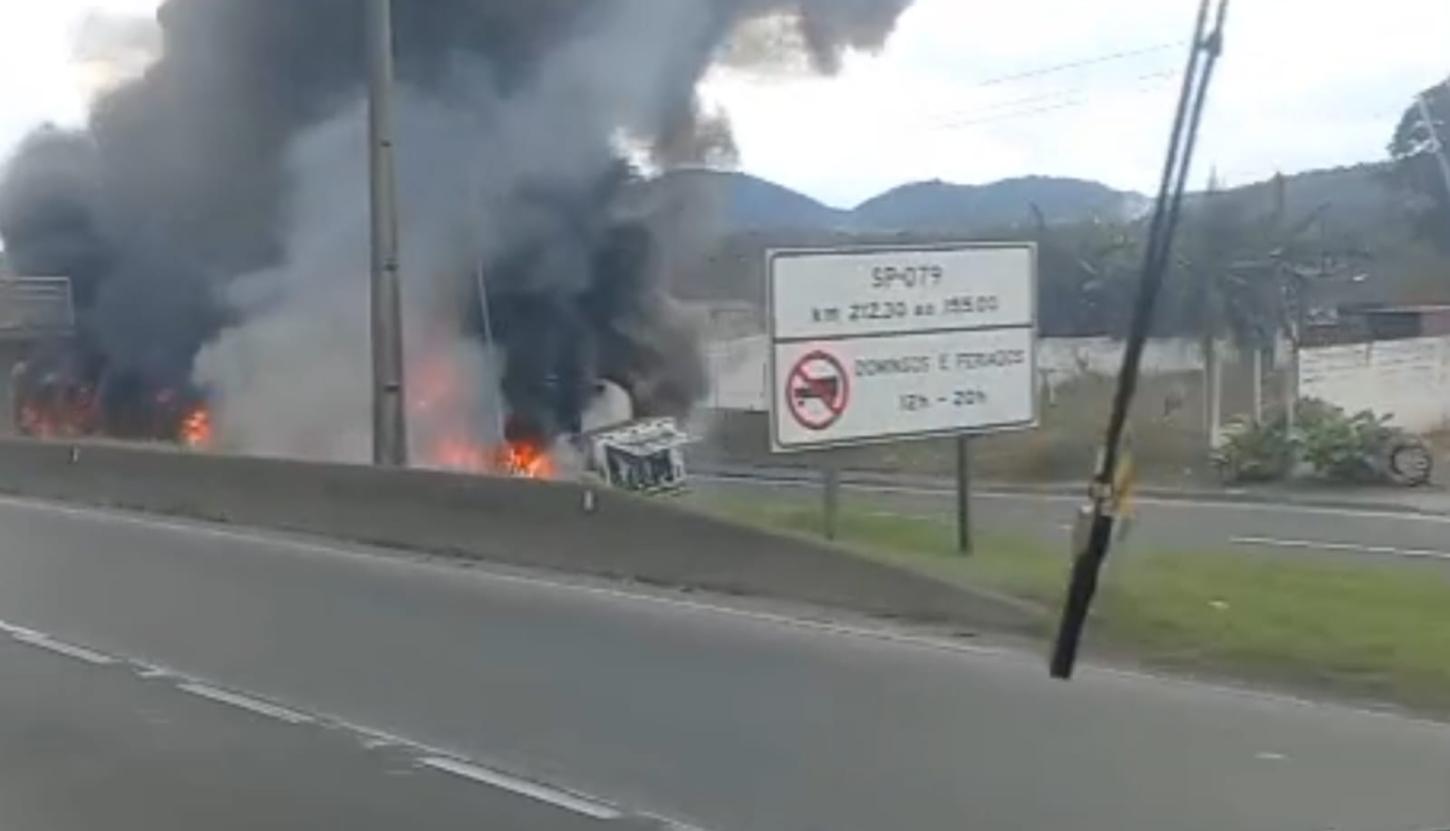 Caminhão com oxigênio pega fogo e interdita pista marginal da Régis Bittencourt, em Juquiá (SP)