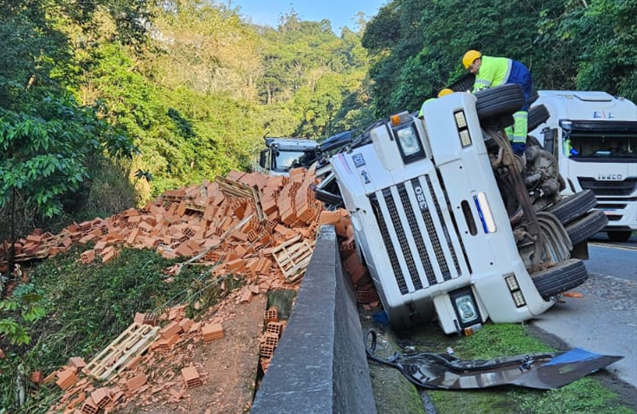 Carreta carregada com tijolos tomba na Rodovia Padre Manoel da Nóbrega, no Vale do Ribeira