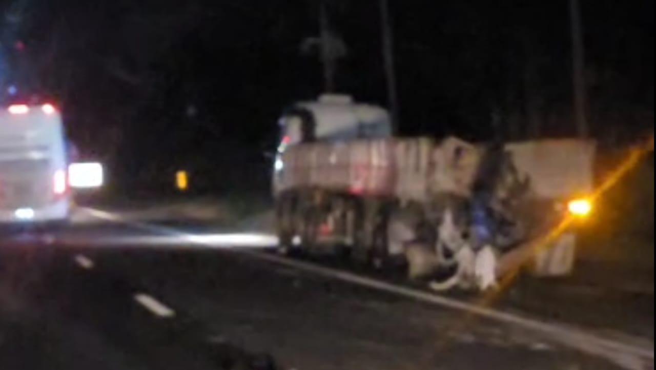 Colisão entre carretas interdita pista da Régis Bittencourt em Pariquera-Açu