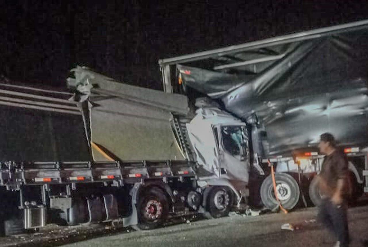 Colisão entre dois veículos gera congestionamento em trecho da BR-116