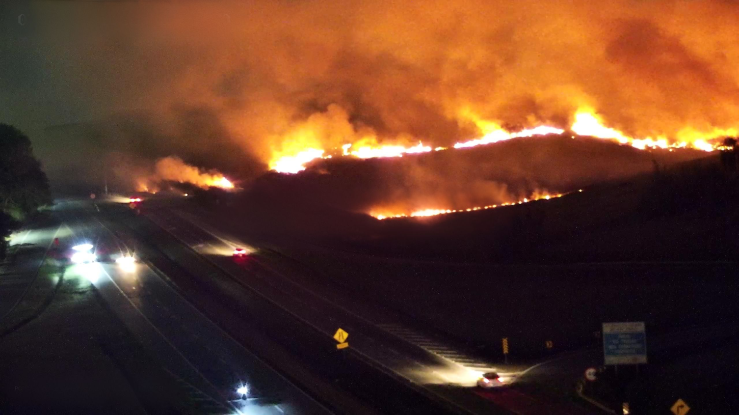 Incêndio consome 10 hectares de vegetação às margens de rodovias em Jacareí