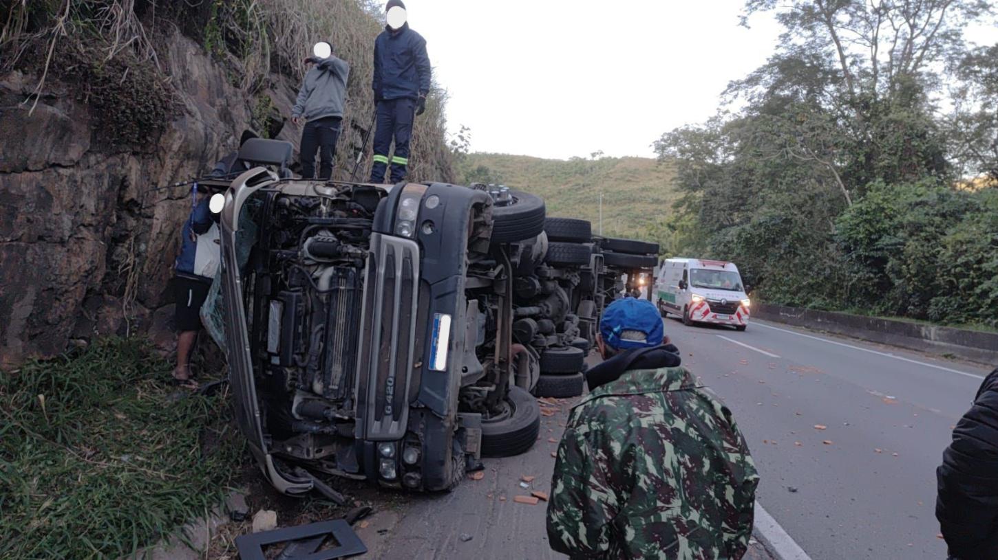Motorista fica ferido em tombamento de carreta na Rodovia Régis Bittencourt