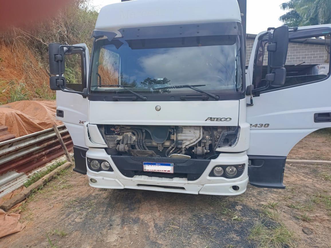PM descobre área de desmanche de veículos e prende três indivíduos, em Jacupiranga/SP