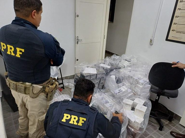 PRF apreende carga milionária de eletrônicos e cosméticos na Fernão Dias, em Vargem/SP