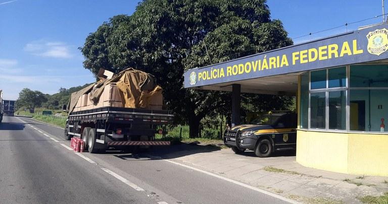 PRF apreende quase 3 toneladas de maconha em caminhão na Régis Bittencourt