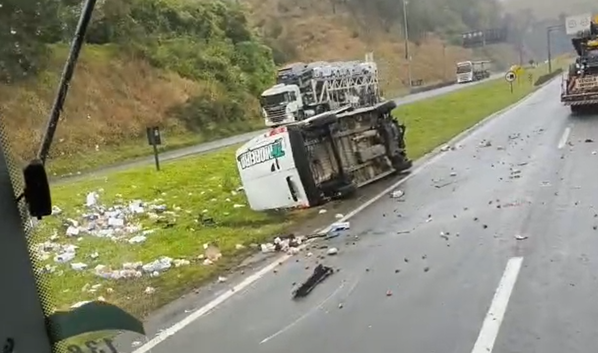 Acidente com utilitária deixa interdição em trecho sul da Rodovia Régis Bittencourt