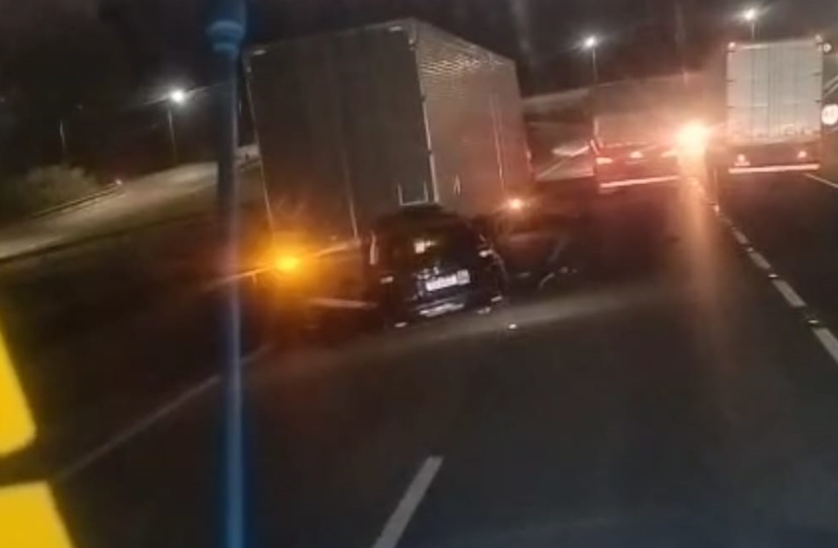 Acidente entre carro e carreta deixa um morto e congestionamento em Jacupiranga/SP