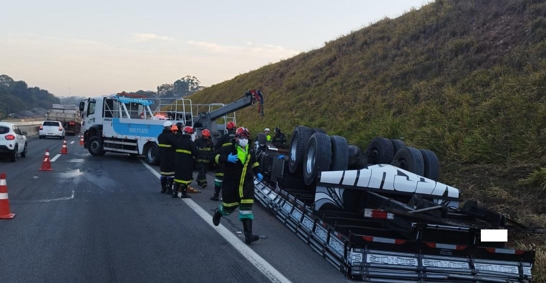Caminhão capota e motorista morre na Rodovia Dom Pedro I, em Atibaia/SP