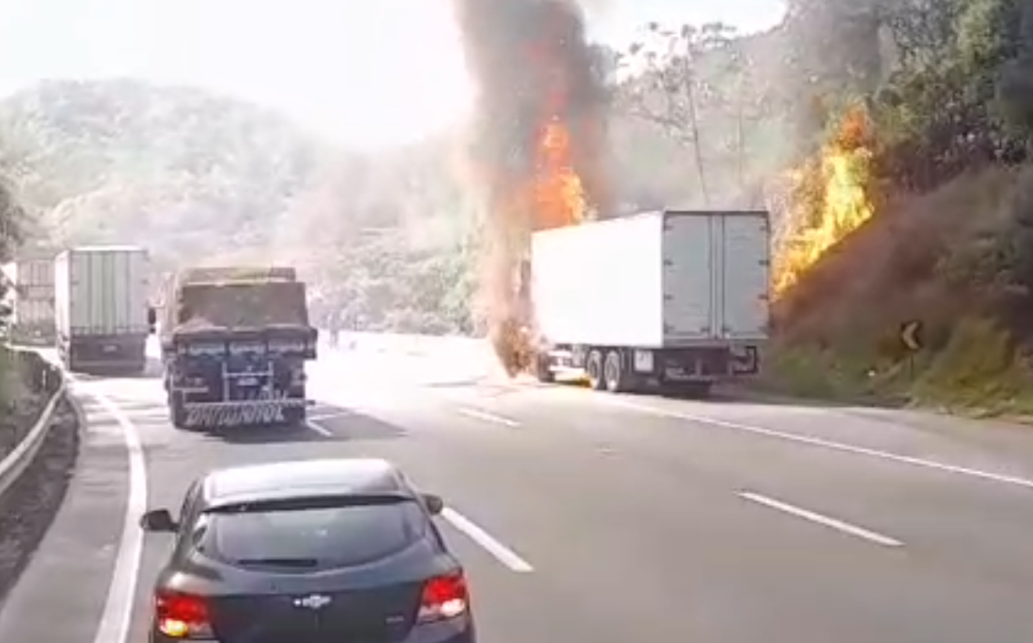 Caminhão pega fogo em trecho de serra de rodovia, em Miracatu/SP
