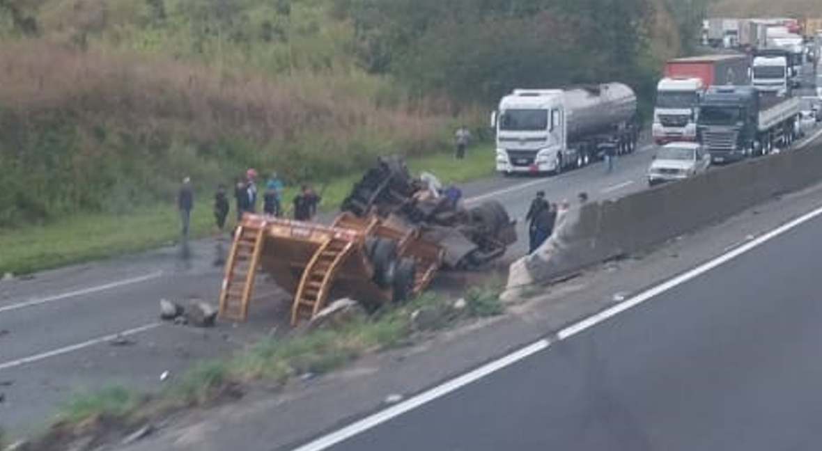 Caminhoneiro fica gravemente ferido após tombamento de carreta na Régis Bittencourt